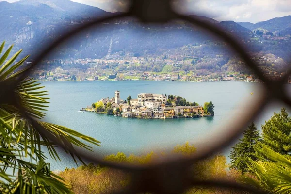 Utsikt över San Giulio ö vid sjön Orta, Piemonte, Italien — Stockfoto