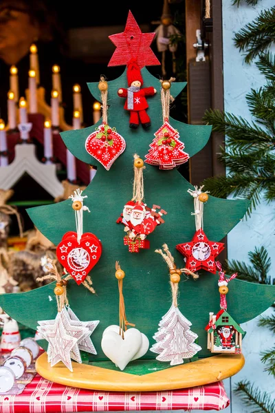 Decorações coloridas no mercado de Natal em Estrasburgo — Fotografia de Stock