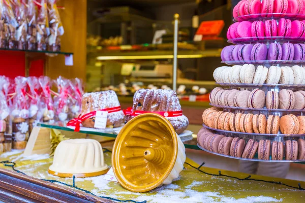 Macarrones franceses tradicionales en panadería —  Fotos de Stock