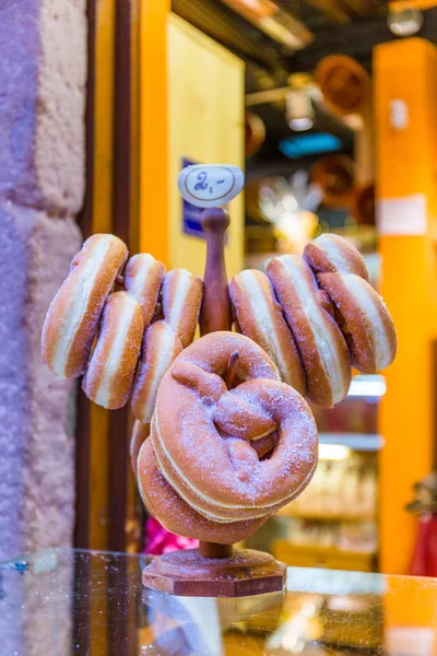 Pretzel típico en una pastelería en Alsacia, Francia . —  Fotos de Stock