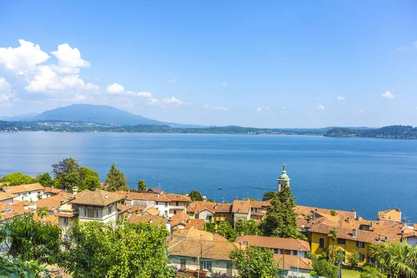 Belgirate ao longo do lago Maggiore, Itália . — Fotografia de Stock
