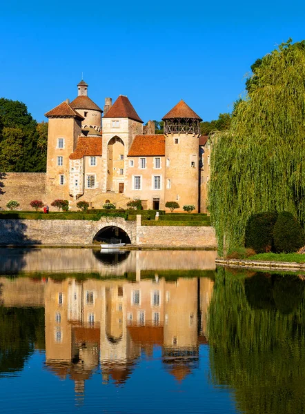 Krásný odraz hradu Sercy v burgundské oblasti, Francie — Stock fotografie