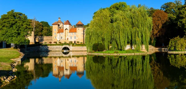 Piękne odbicie Sercy Castle w Burgundii, Francja — Zdjęcie stockowe