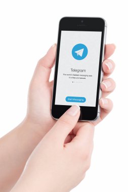Telgraf messenger kadın elinde iphone ekranda