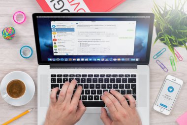 Üstten görünüm erkek el laptop okul sırası telgraf messenger üzerinden sohbet