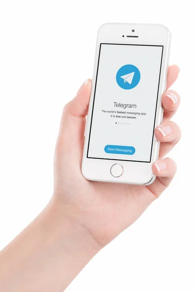 Telegram messenger na ekranie iphone w ręce kobiety — Zdjęcie stockowe