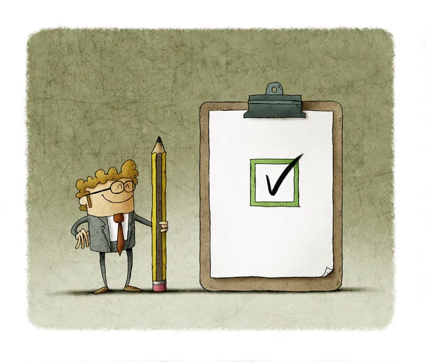 Business man met een gigantische potlood in haar hand naast een klembord met checklist. Succesvolle voltooiing van zakelijke taken. — Stockfoto