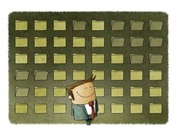 Empresário sorridente está de pé na frente de um fundo cheio de arquivos digitais . — Fotografia de Stock
