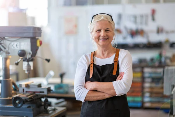 Seniorin Bei Holzarbeiten Werkstatt — Stockfoto