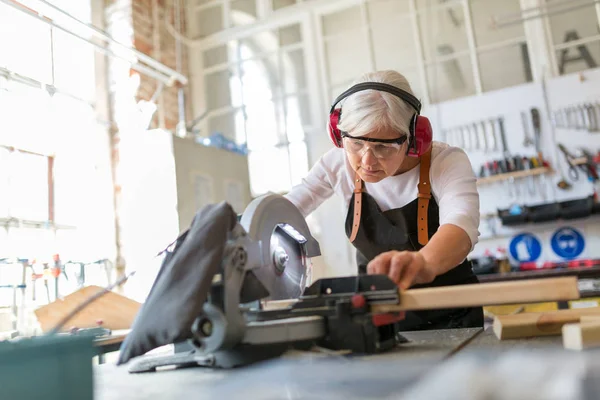 Senior Vrouw Doen Houtwerk Een Workshop — Stockfoto