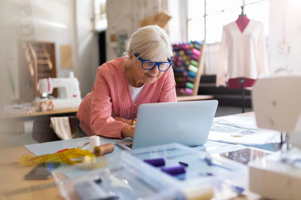 Selbstbewusste Senior Modedesignerin Ihrer Werkstatt — Stockfoto