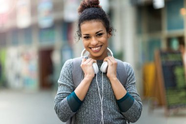 enkulaklıklar giyen genç kadın