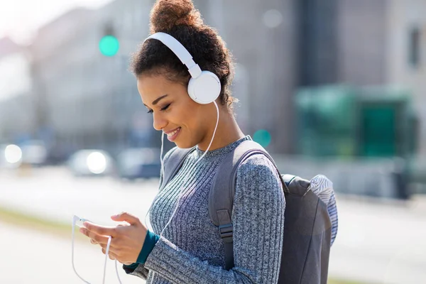 Mujer Joven Con Auriculares —  Fotos de Stock