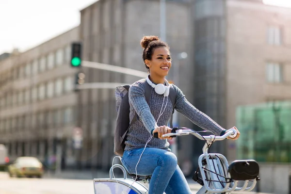 Frau Fährt Fahrrad Auf Der Stadtstraße — Stockfoto