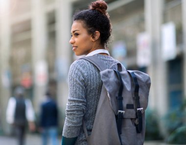 Sırt çantası şehirde giyen genç kadın