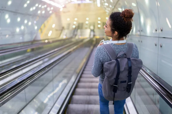 Mujer Joven Escaleras Mecánicas Del Metro — Foto de Stock