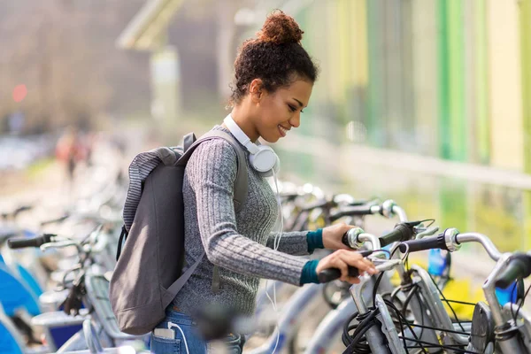 Tânără Femeie Închiriere Bicicletă Imagine de stoc