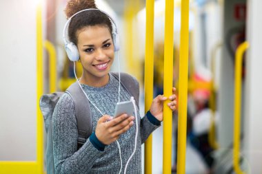 Genç kadın metroda istimal hareket eden telefon