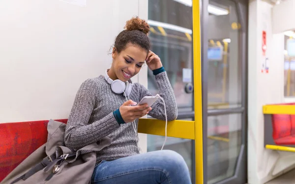 Jovem Usando Telefone Celular Metrô — Fotografia de Stock