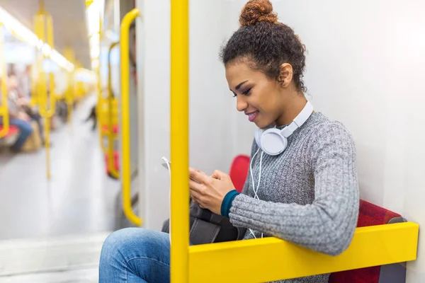 Jovem Usando Telefone Celular Metrô — Fotografia de Stock