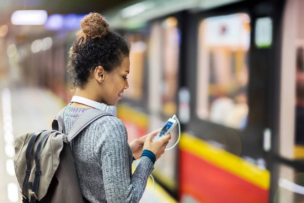 Mladá Žena Pomocí Mobilního Telefonu Metro — Stock fotografie