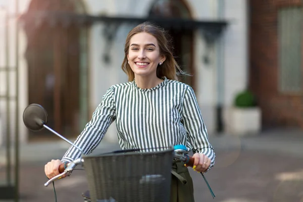 Atractiva Joven Pie Con Bicicleta Ciudad — Foto de Stock