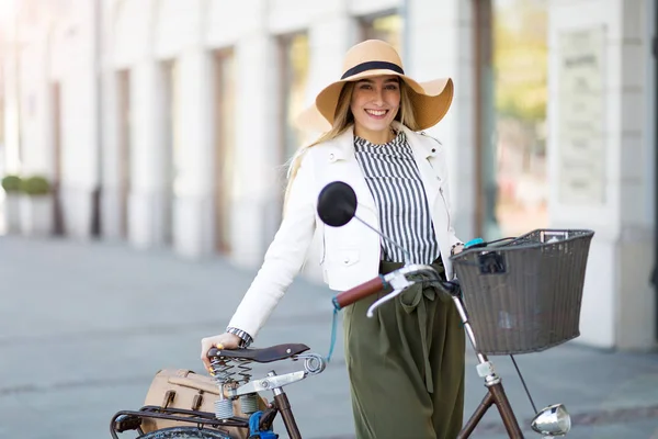 Aantrekkelijke Jonge Vrouw Stond Met Haar Fiets Stad — Stockfoto