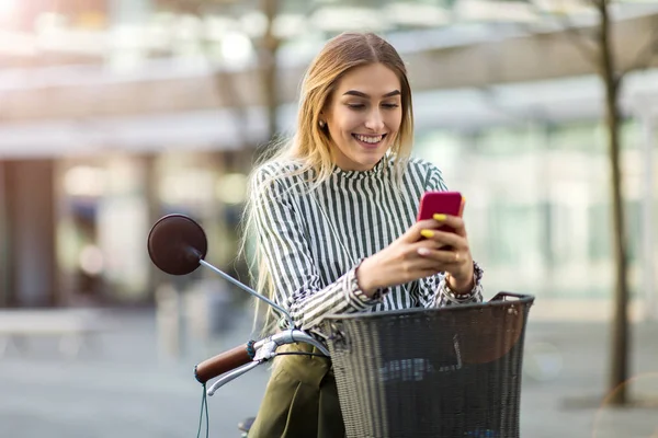 Ung Kvinna Cykel Med Hjälp Mobiltelefon — Stockfoto