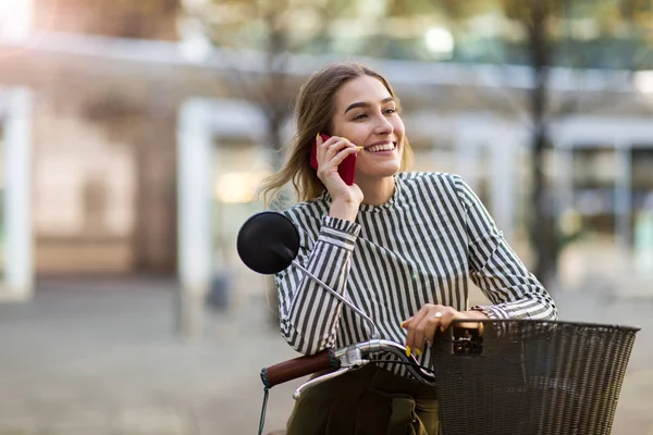 Jonge Vrouw Fiets Met Behulp Van Mobiele Telefoon — Stockfoto