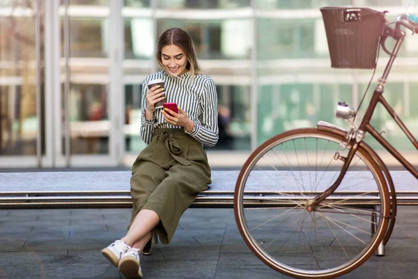 Genç Kadın Bisiklet Kullanarak Cep Telefonu Üzerinde — Stok fotoğraf
