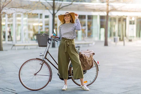 Atractiva Joven Pie Con Bicicleta Ciudad — Foto de Stock