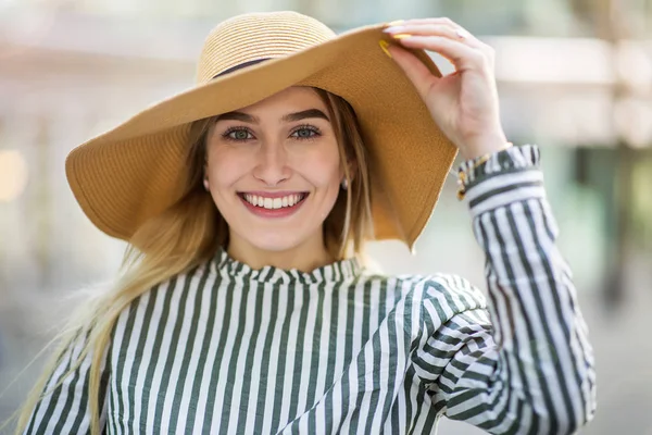 Attractive Young Womanwearing Straw Hat — Stock Photo, Image