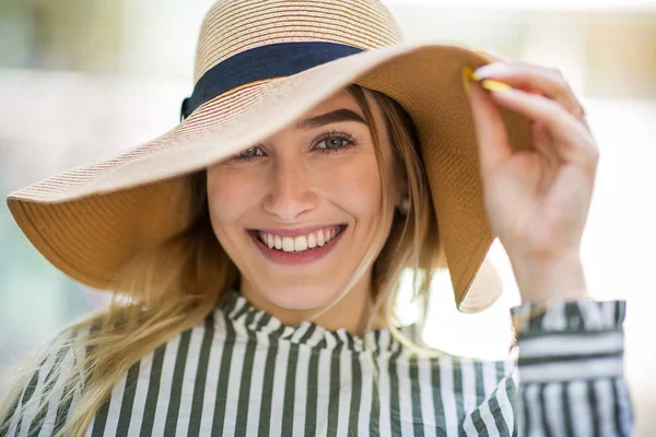 Attractive Young Womanwearing Straw Hat — Stock Photo, Image