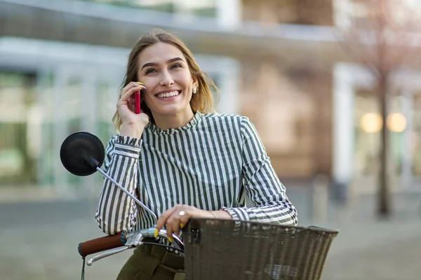 Jonge Vrouw Fiets Met Behulp Van Mobiele Telefoon Stockfoto