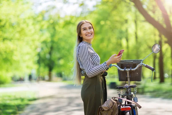 Atrakcyjna Młoda Kobieta Jazda Rowerze Parku — Zdjęcie stockowe