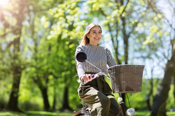Attractive Young Woman Cycling Park — Stock Photo, Image