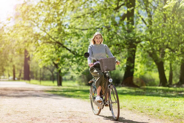 Attrayant Jeune Femme Vélo Travers Parc — Photo