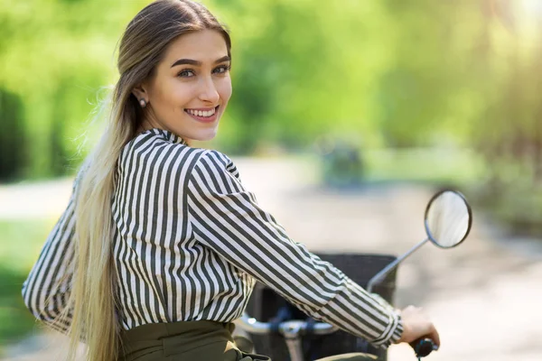 Aantrekkelijke Jonge Vrouw Fietsen Door Het Park — Stockfoto