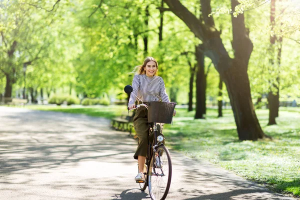 Attraktiv Ung Kvinna Cykling Genom Parken — Stockfoto