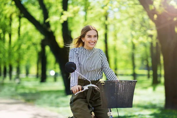 Aantrekkelijke Jonge Vrouw Fietsen Door Het Park — Stockfoto