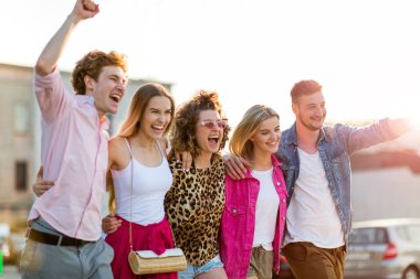 Bir grup arkadaş dışarıda eğleniyor.