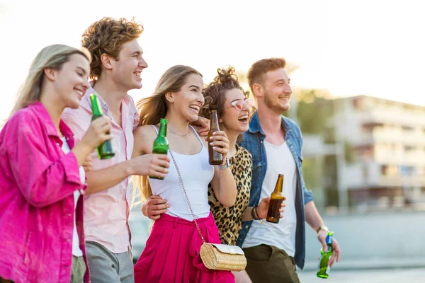 Grupo Amigos Bebiendo Cerveza Juntos —  Fotos de Stock