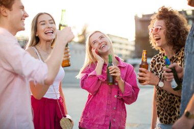 grup arkadaşıyla birlikte bira içmek