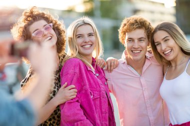 arkadaşlar kendilerini fotoğraf çekme 