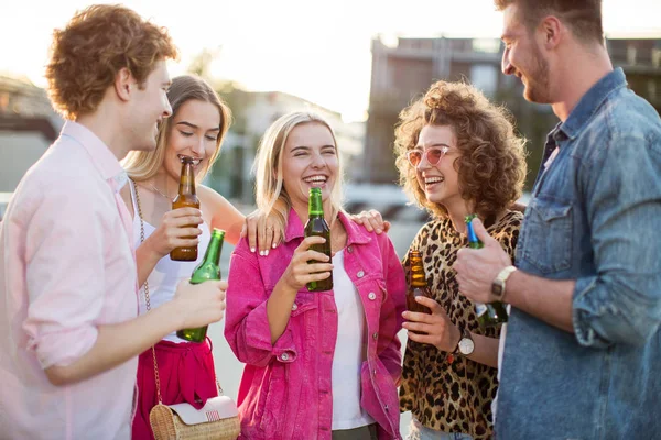 Groep Vrienden Drinken Bier Samen — Stockfoto