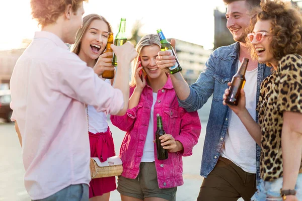 Grupo Amigos Bebiendo Cerveza Juntos —  Fotos de Stock