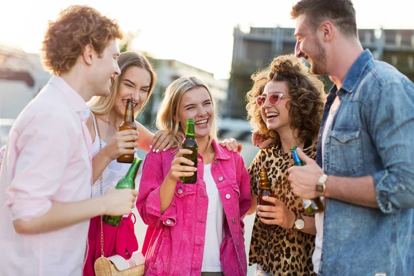Gruppe Von Freunden Trinkt Gemeinsam Bier — Stockfoto