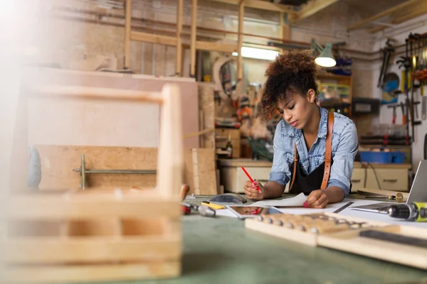 Afro Americana Mulher Artesã Trabalhando Sua Oficina — Fotografia de Stock