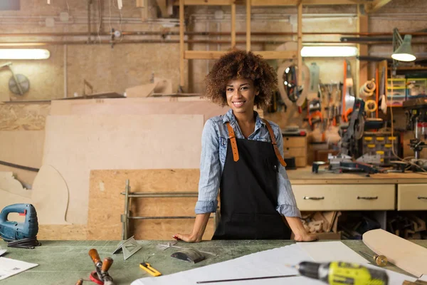 Афро Американка Ремесленница Работающая Своей Мастерской — стоковое фото