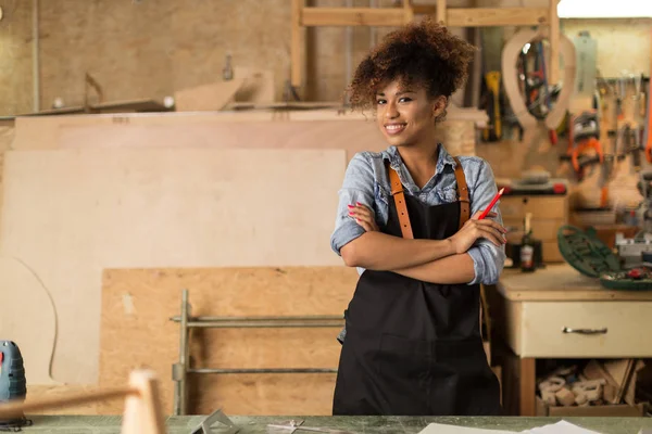 Afro Amerikai Craftswoman Dolgozik Műhelyben — Stock Fotó